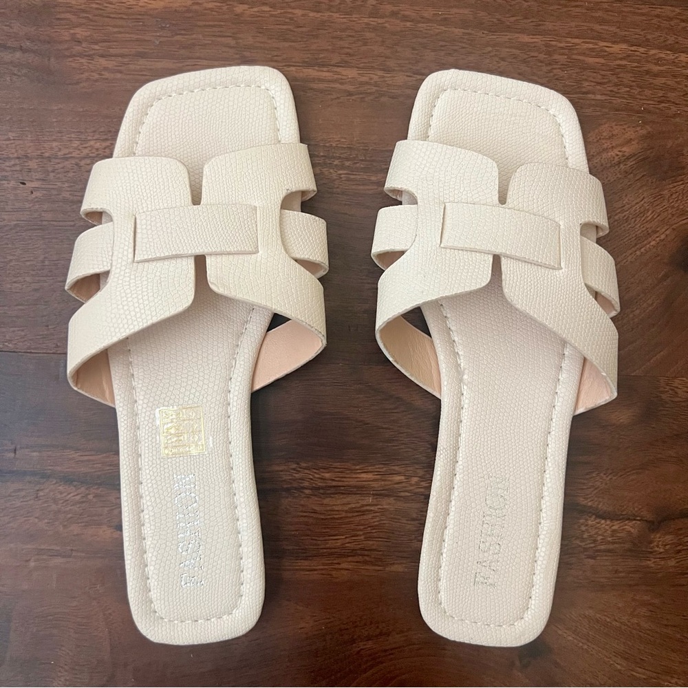 FASHION Snake Skin Pattern Sandals Slip On Flats Ivory Women’s Size 9 NWOT